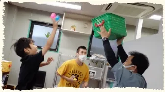 地域活動ぐる〜ぷほおずきの室内活動の様子。子供と成人が一緒に楽しく遊ぶ様子。