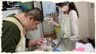 地域活動ぐる〜ぷほおずきで夕食を作っている様子。各々が夕食作りに没頭しています。