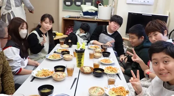 ほおずきの会の通所活動時の食卓を囲む写真