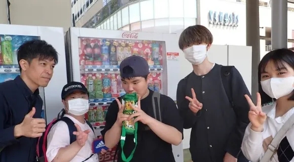 メンバーとボランティアさんが駅のホームにいる写真