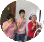 19時：夕食後、みんなで歯を磨きます。