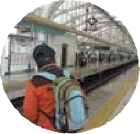 京成線のホームで電車を待っています