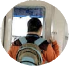 車掌室の窓からの景色を楽しんでいます