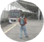 ホームから出発する電車を見送っています