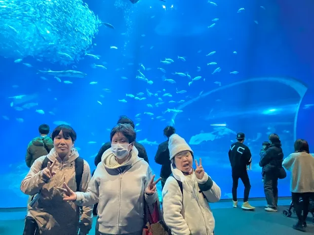 グループホームのお出かけの様子：水族館館内